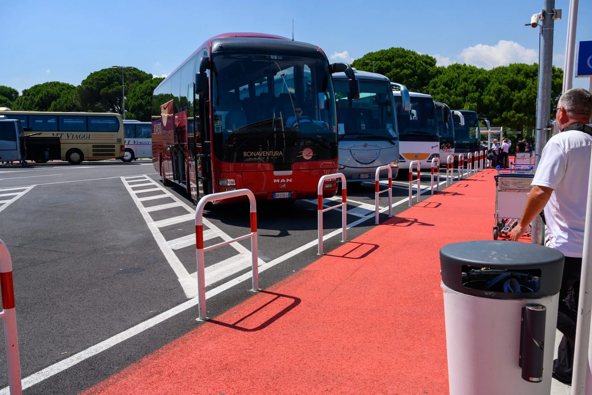 長距離バス乗り場の駐車場