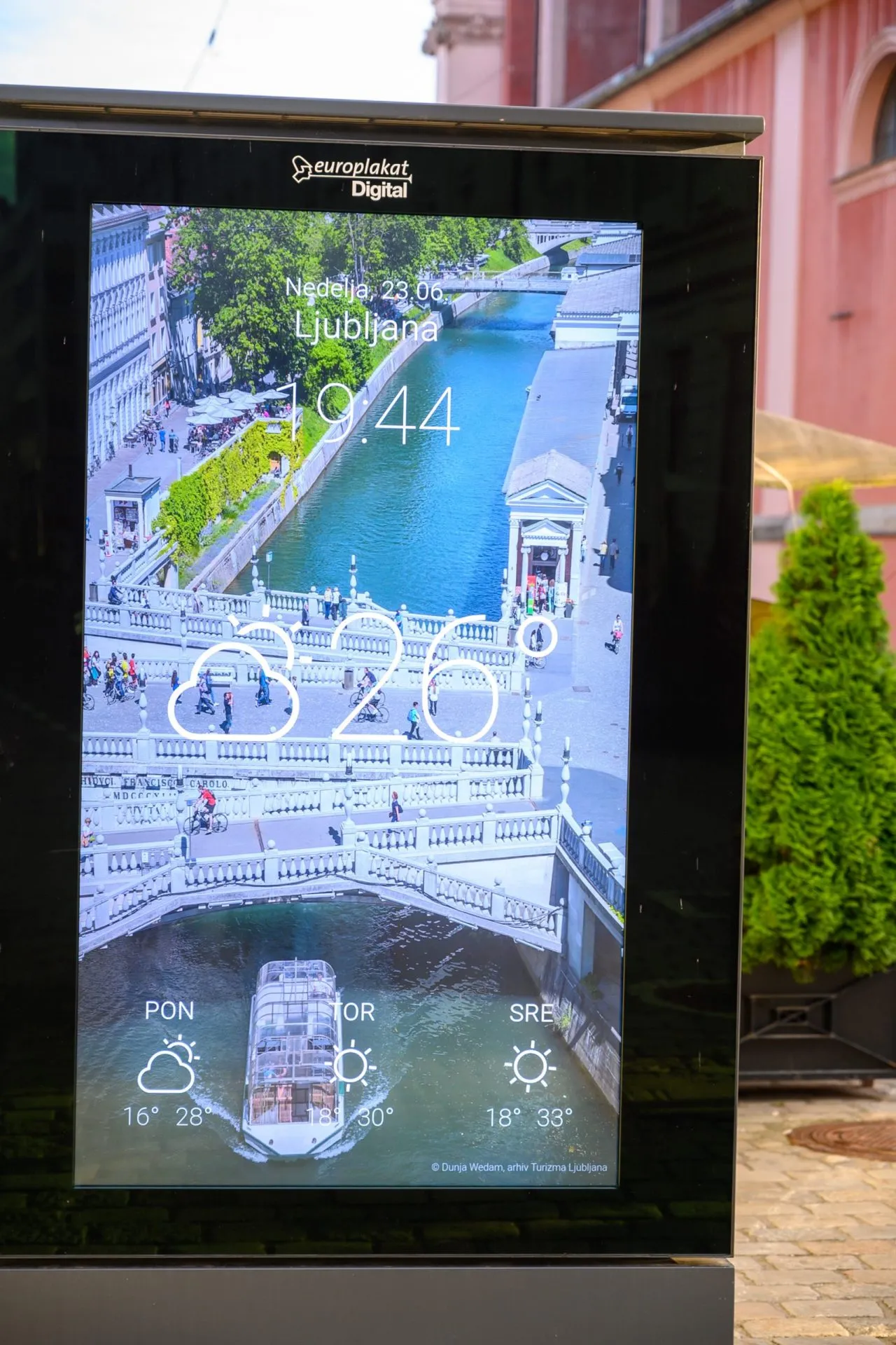 街中の大型ディスプレイ