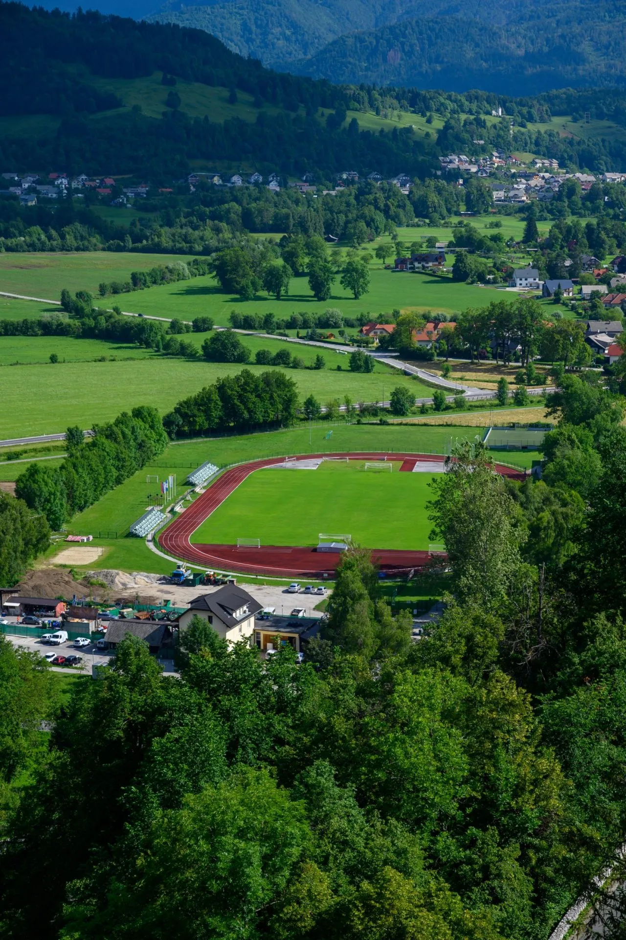 城から見える陸上トラック