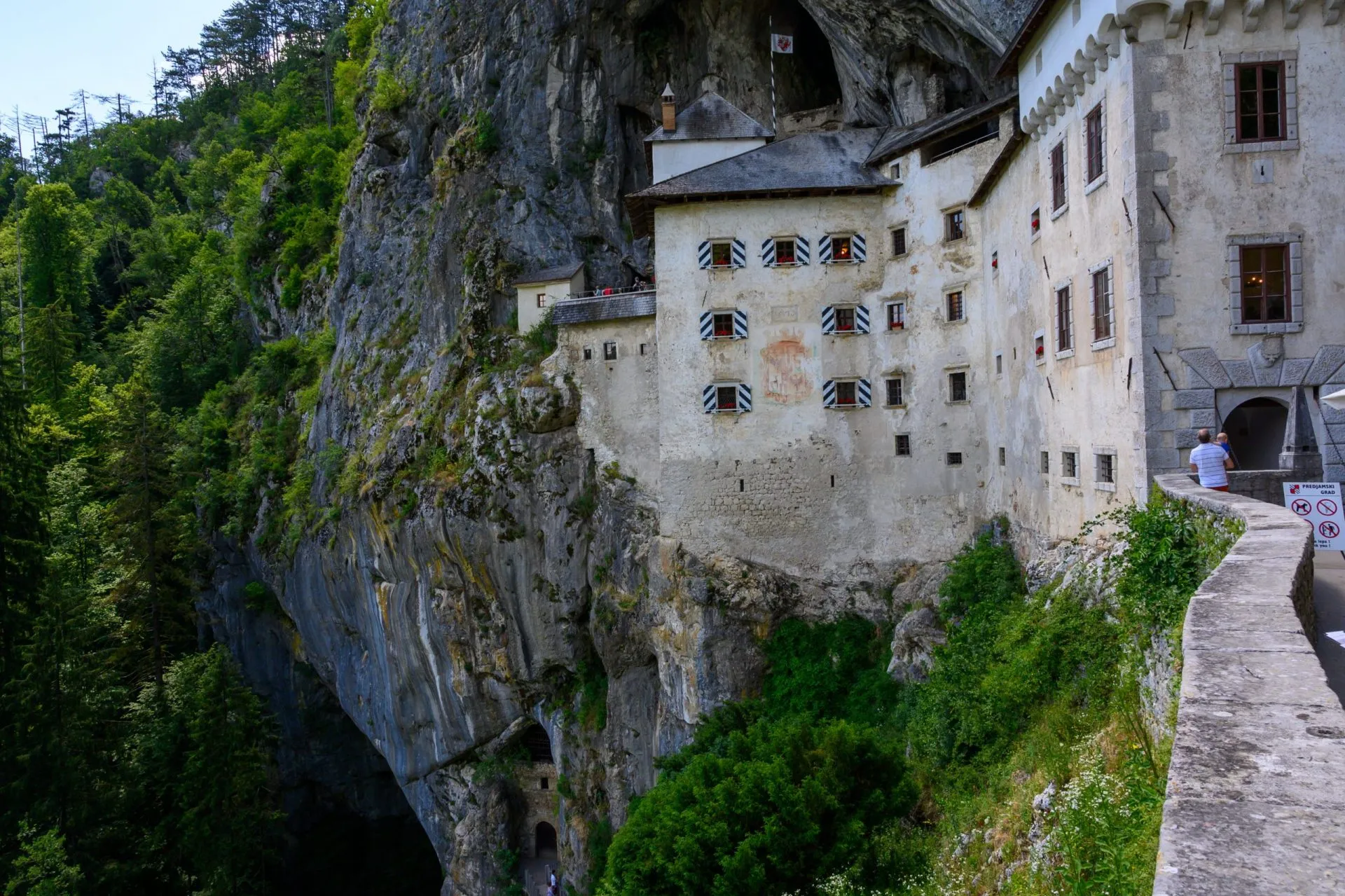 岩壁に建つプレッドヤマ城