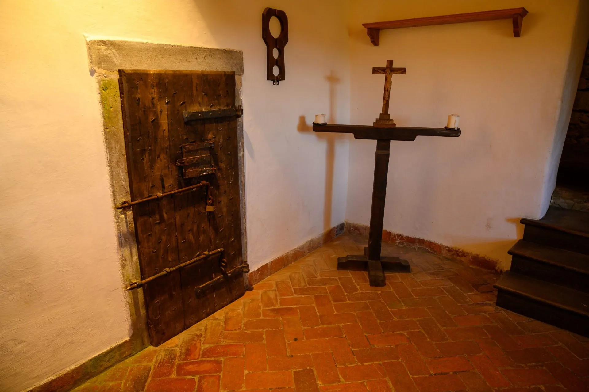 城内の裁判所と崖のドア