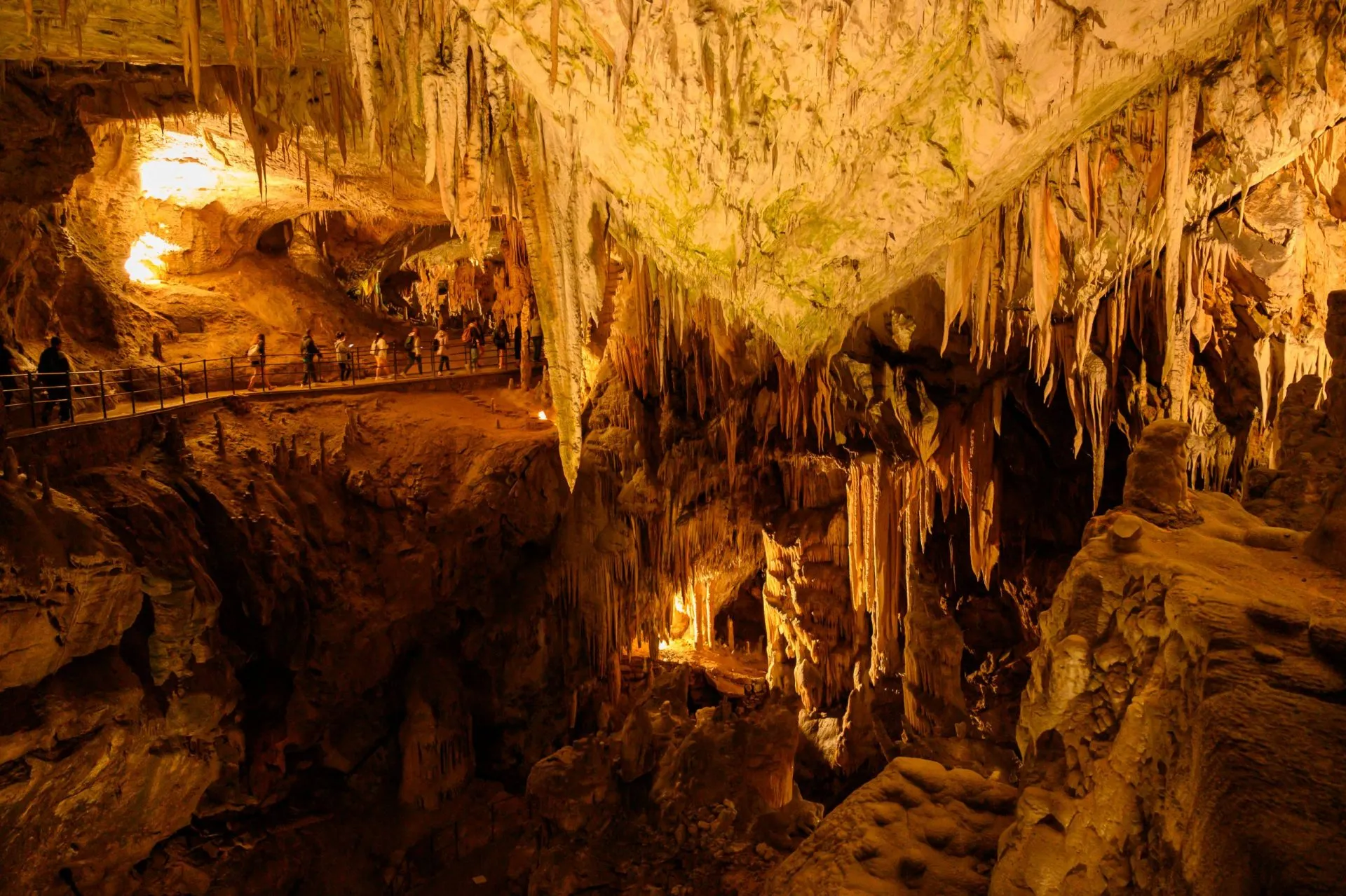 超巨大な鍾乳石の柱