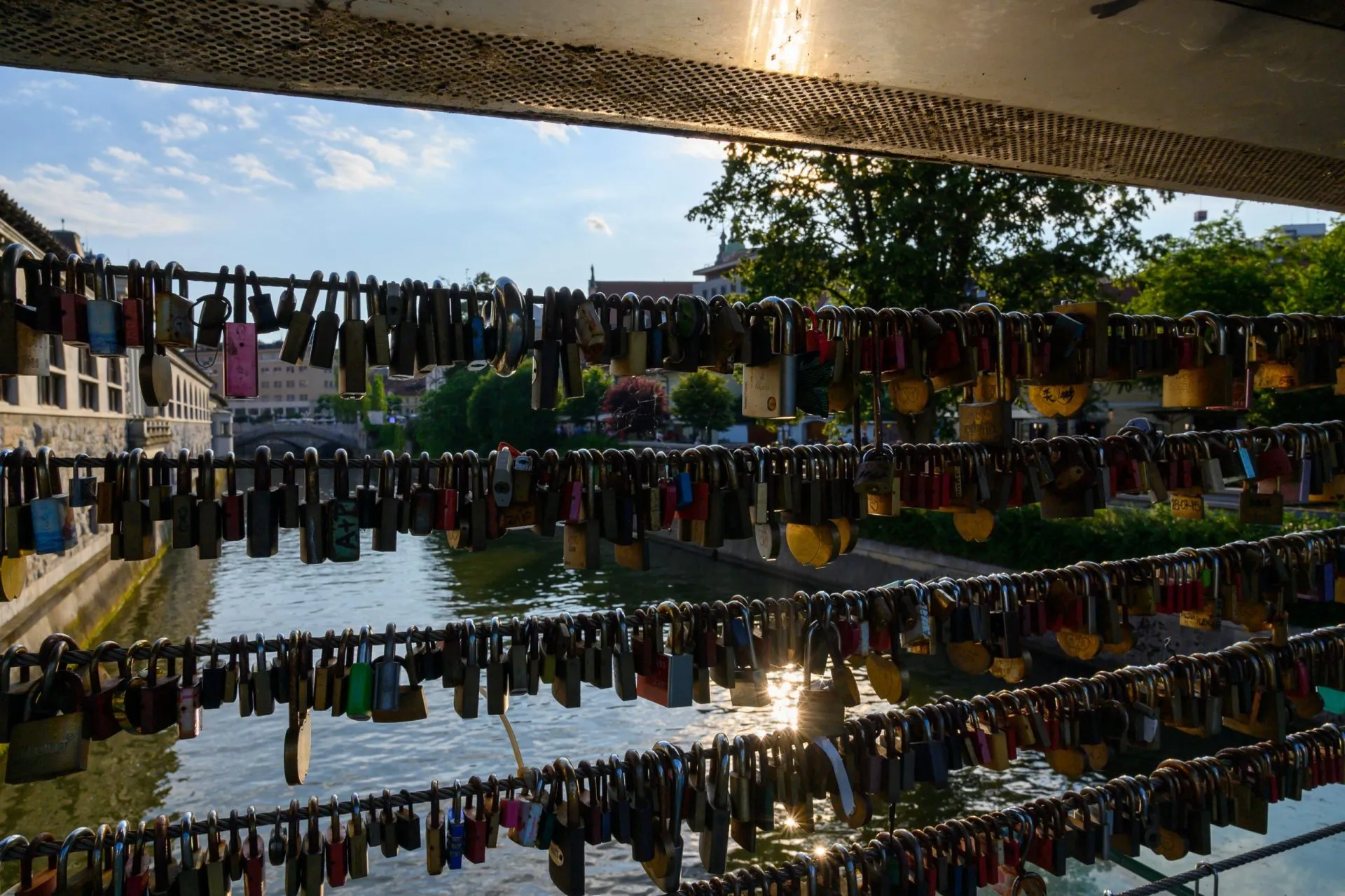 鍵がたくさん付いた橋