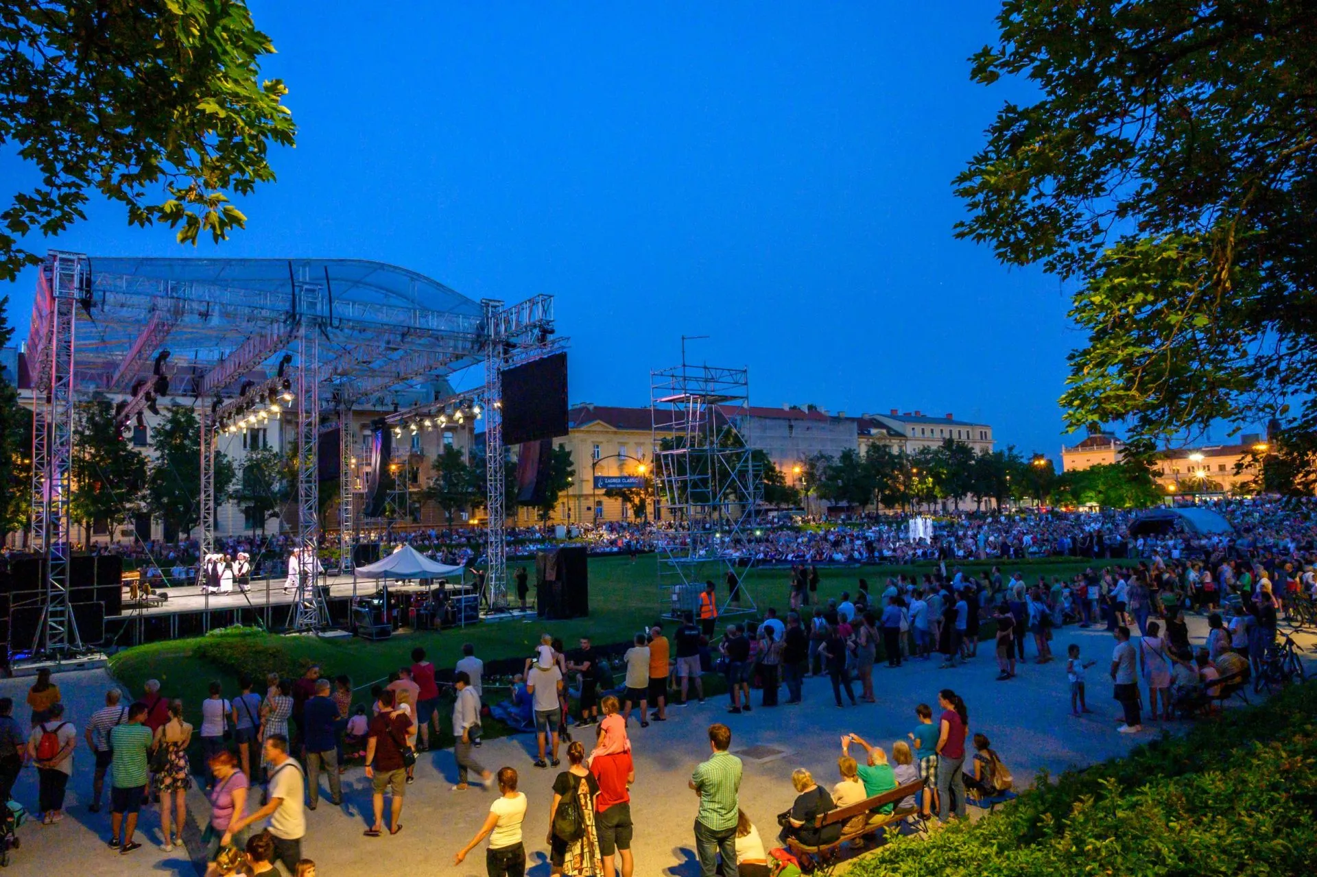 ザグレブ駅前広場の夜のコンサート
