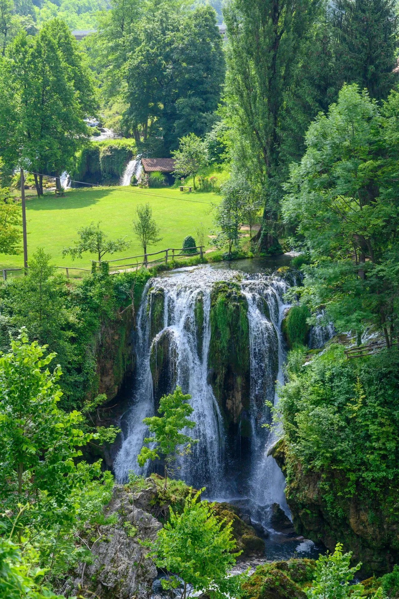 ラストケ村のたくさんの滝