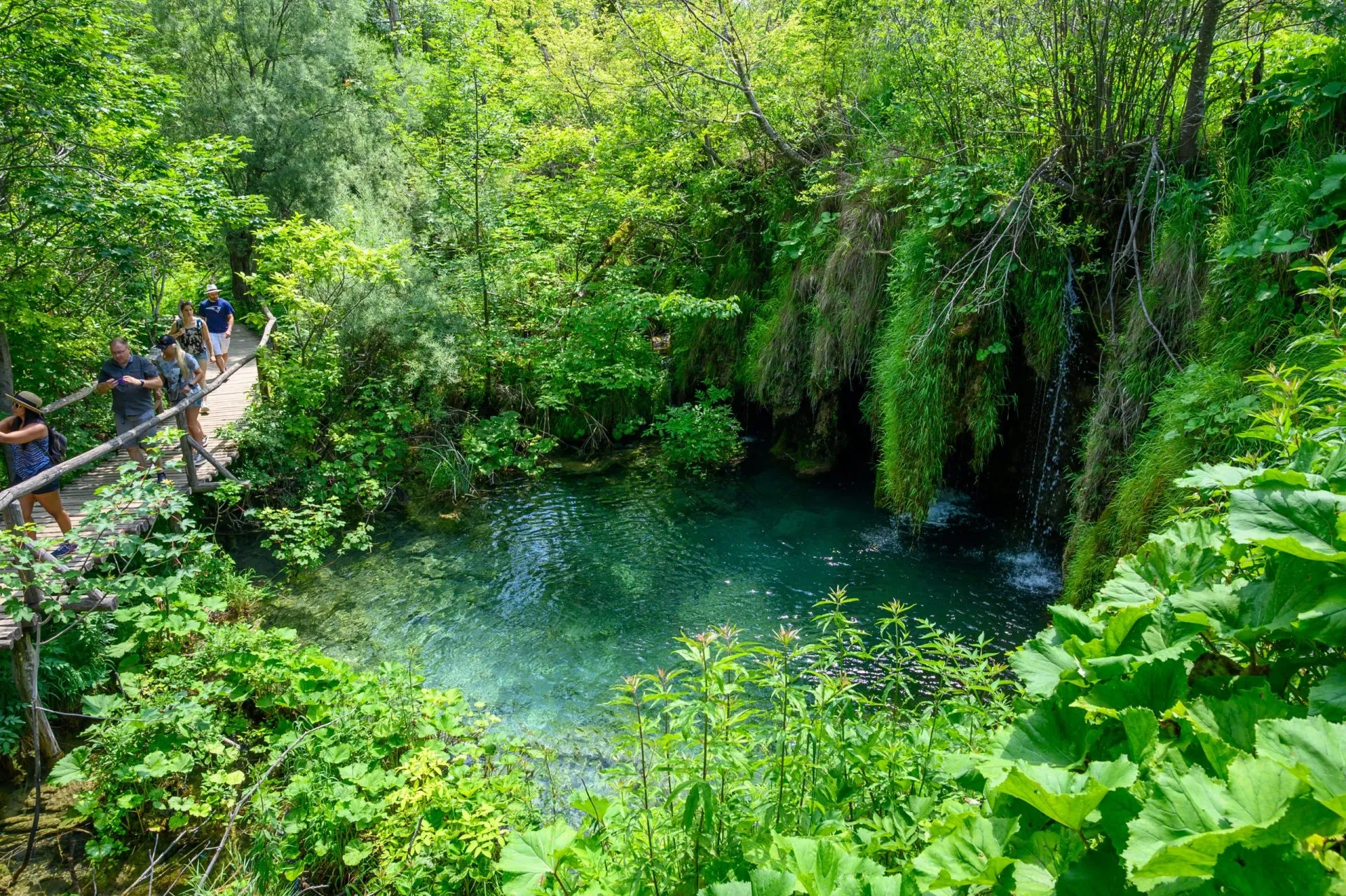 プリトヴィツェの小さな湖と遊歩道