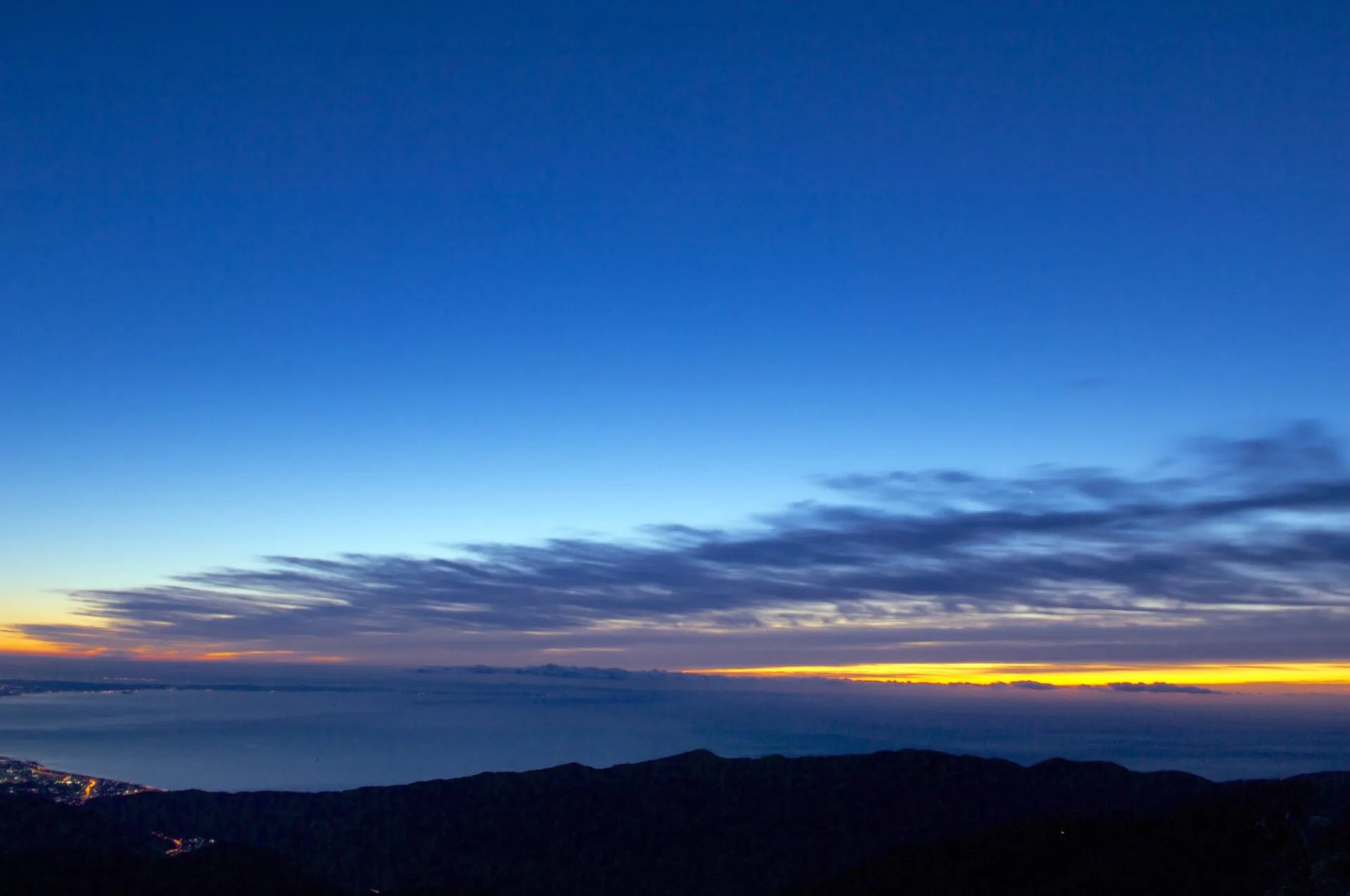 暗闇の中の山頂