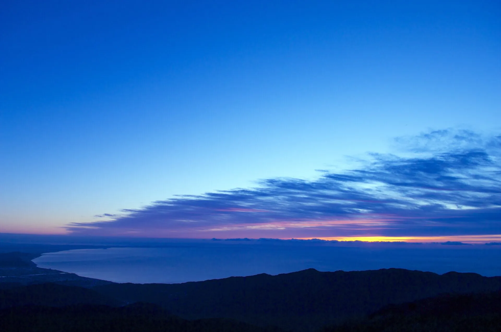 朝日に照らされる山並み
