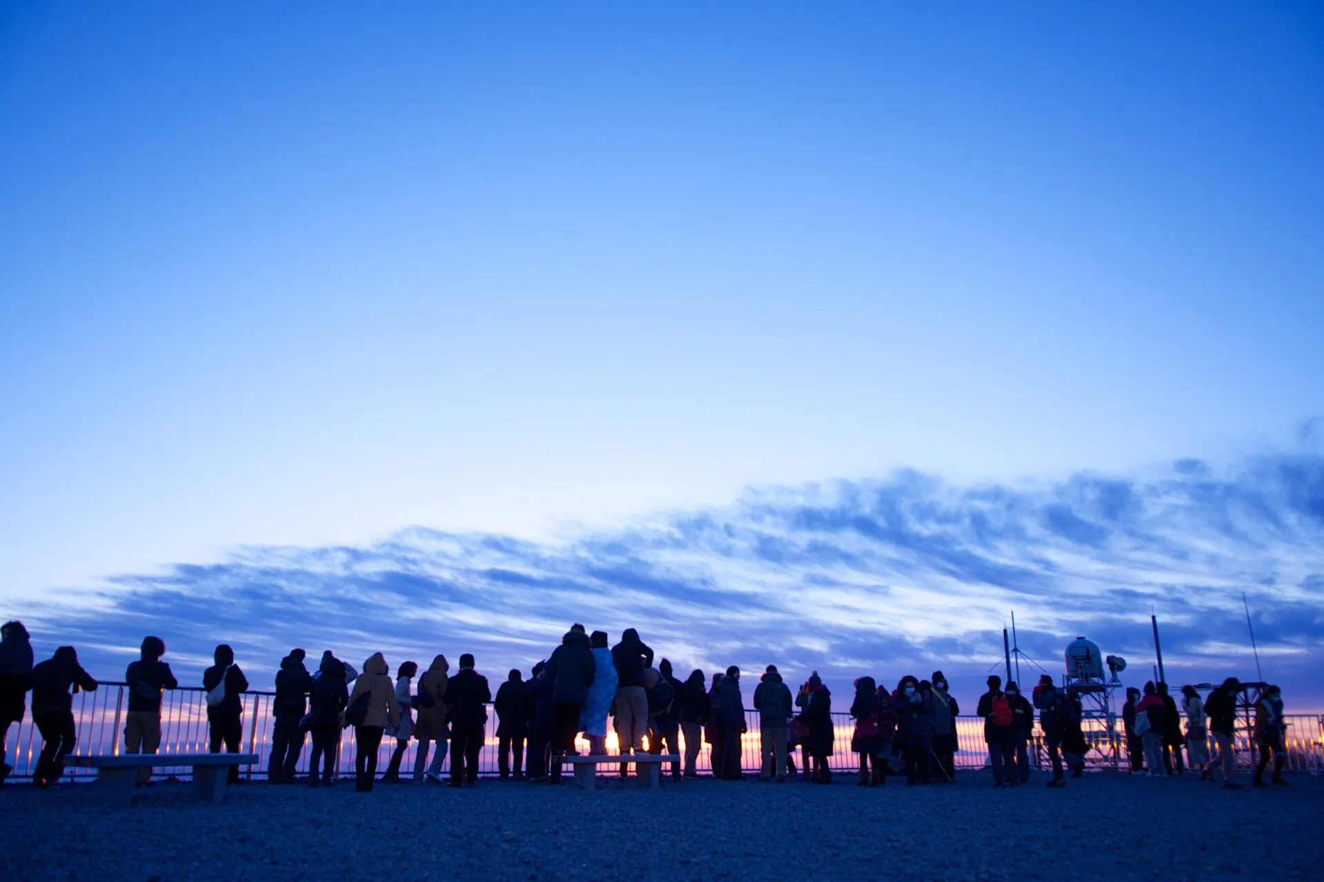 太陽が昇った後の空