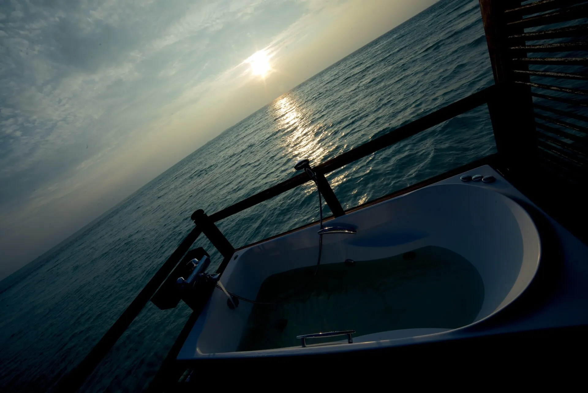 水上コテージ越しの夕暮れ