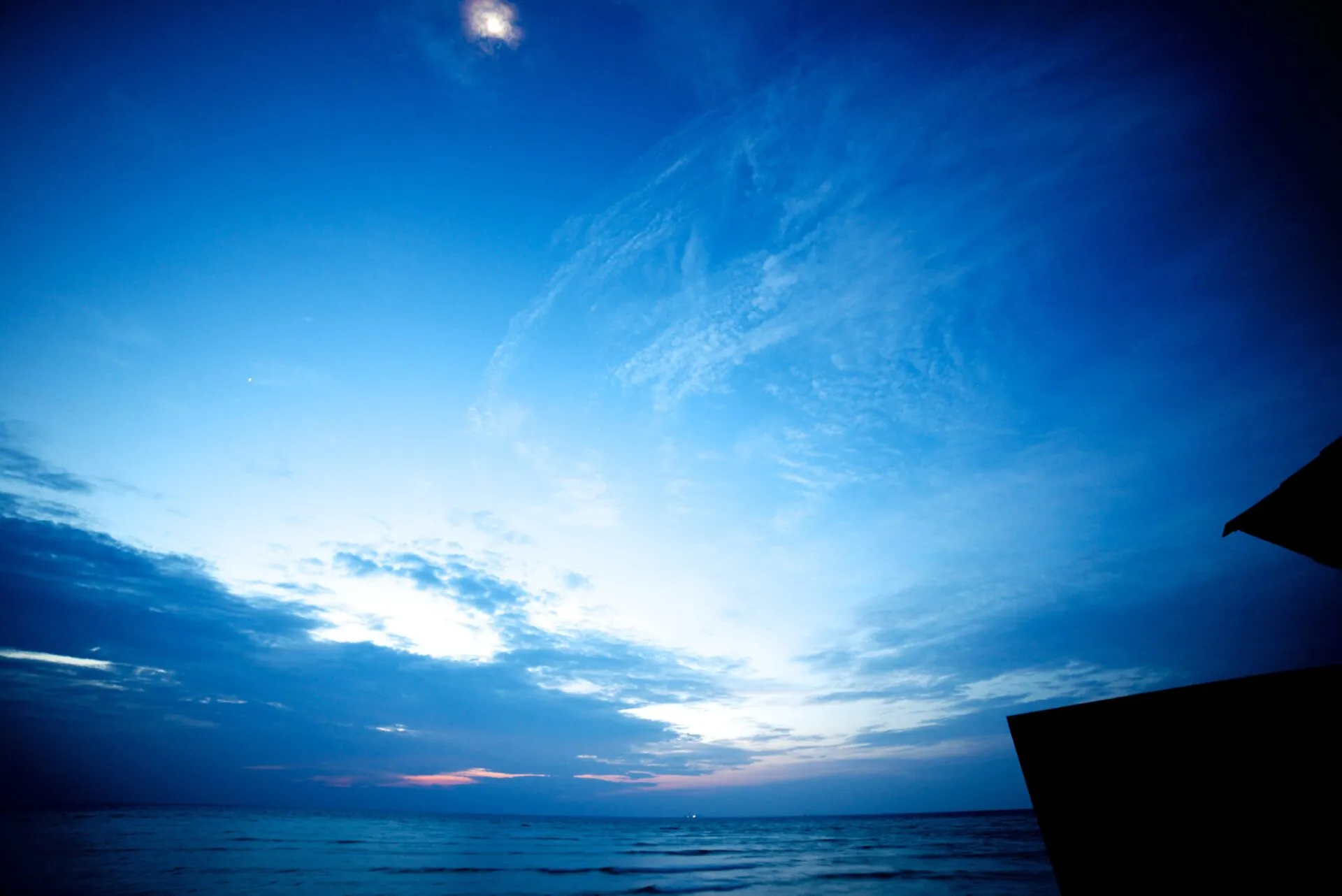 夕焼けに染まる空