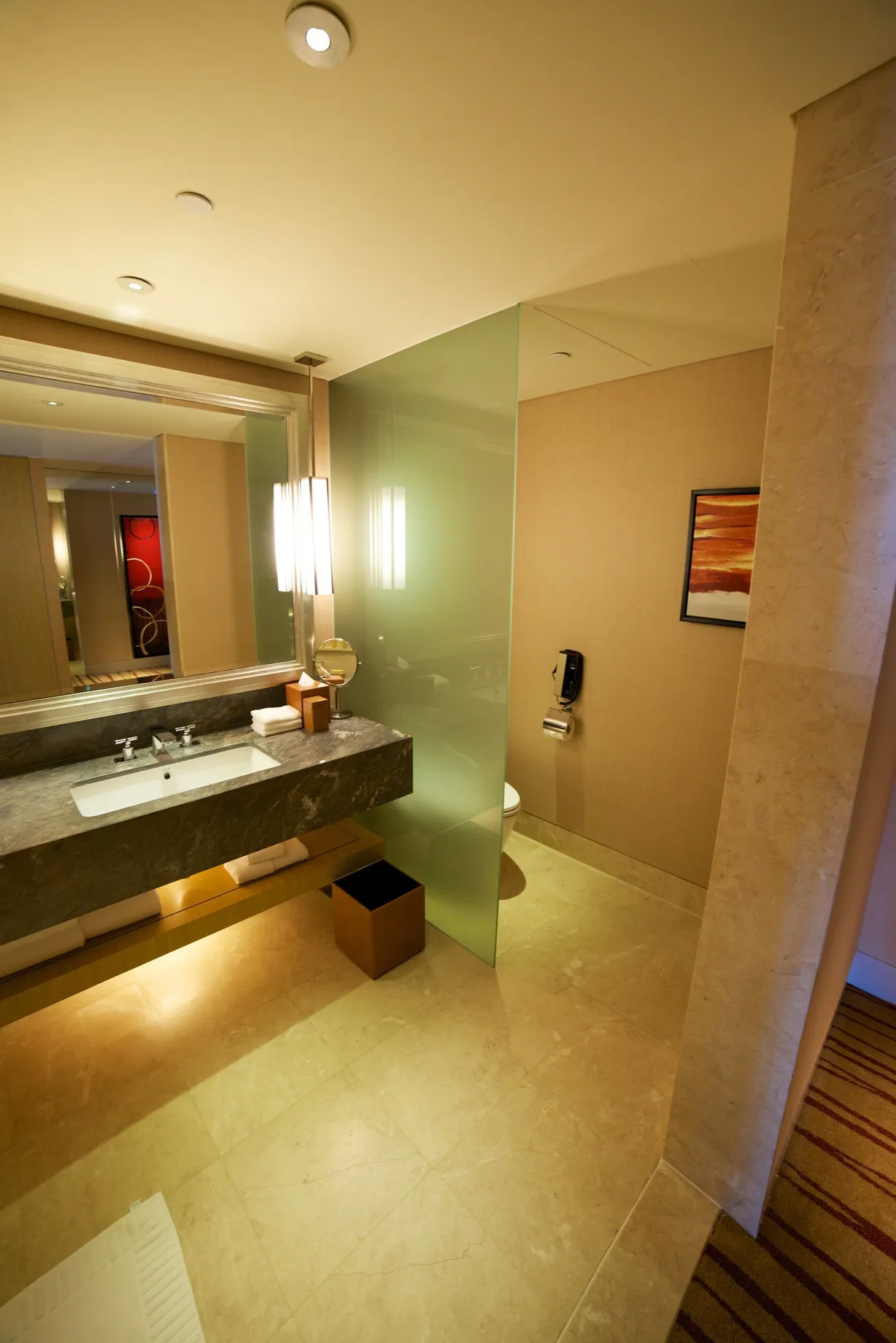 天井が高く広々とした客室