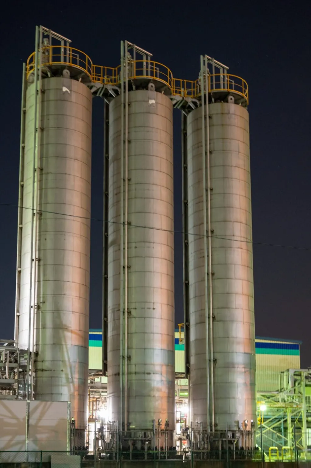 工場の煙突と照明