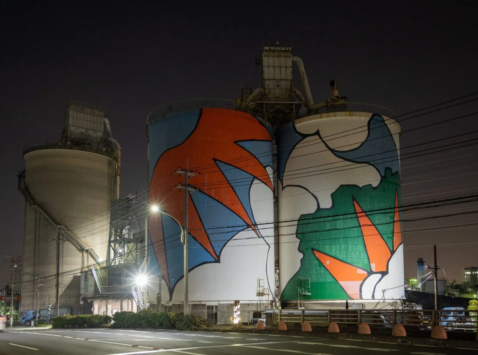 水面に映る工場の光