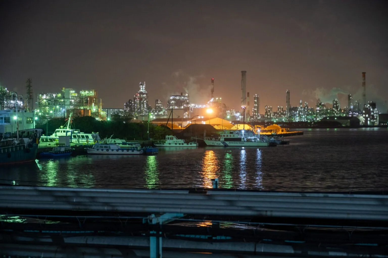 夜の工場と配管