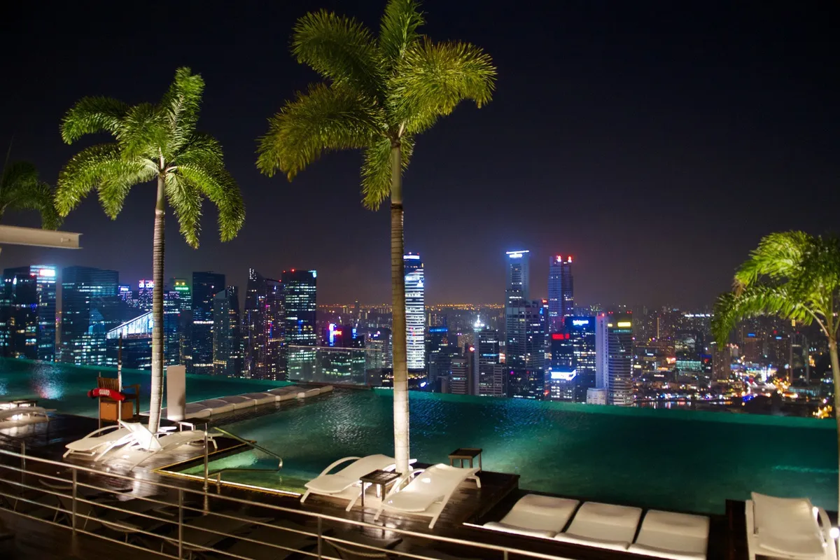 夜のインフィニティプール