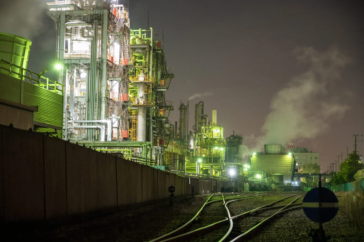 夜空と工場のコントラスト