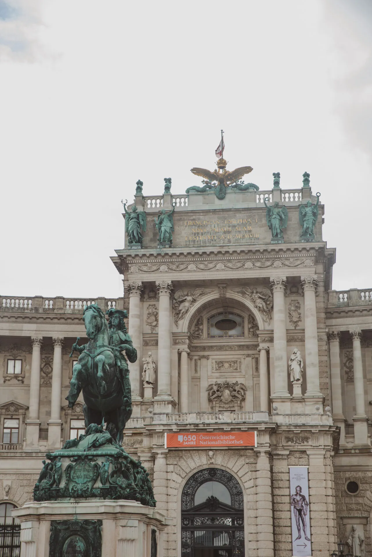 ヒトラーがオーストリア併合を宣言したテラス