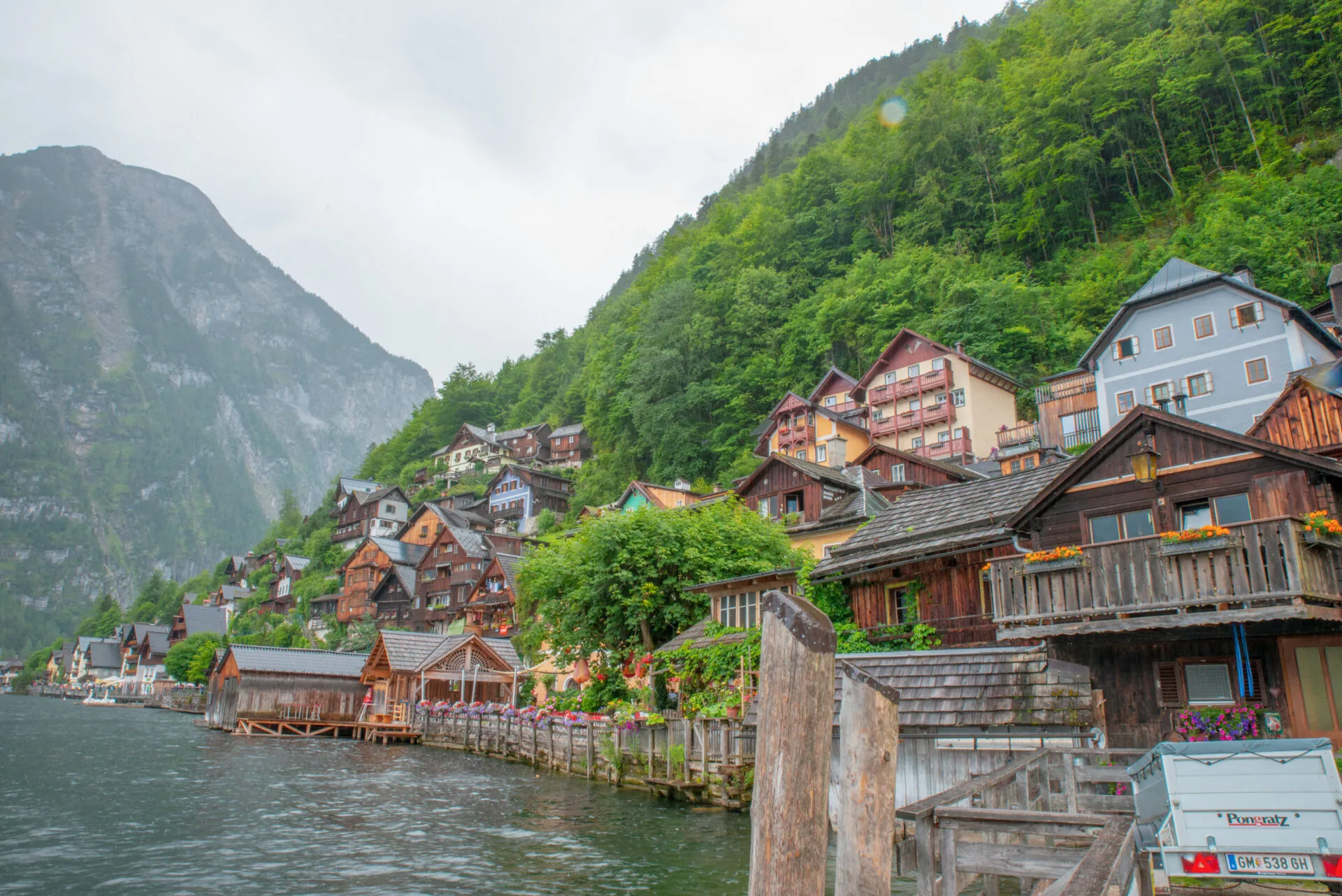 ハルシュタット湖と山々