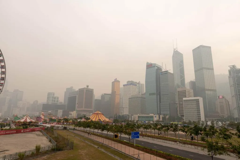香港の斬新なデザインのビル群