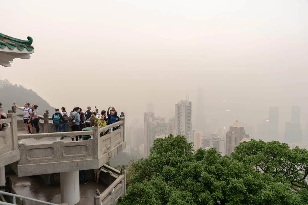 霧で見えない香港の夜景