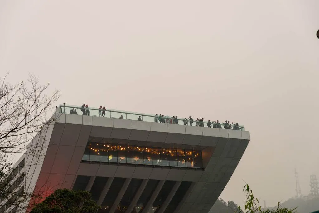 山の上の展望台建物