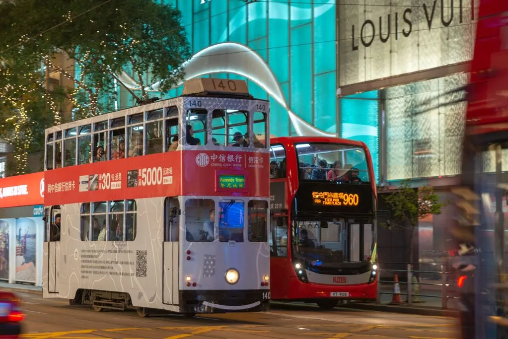 夜の香港の路面電車