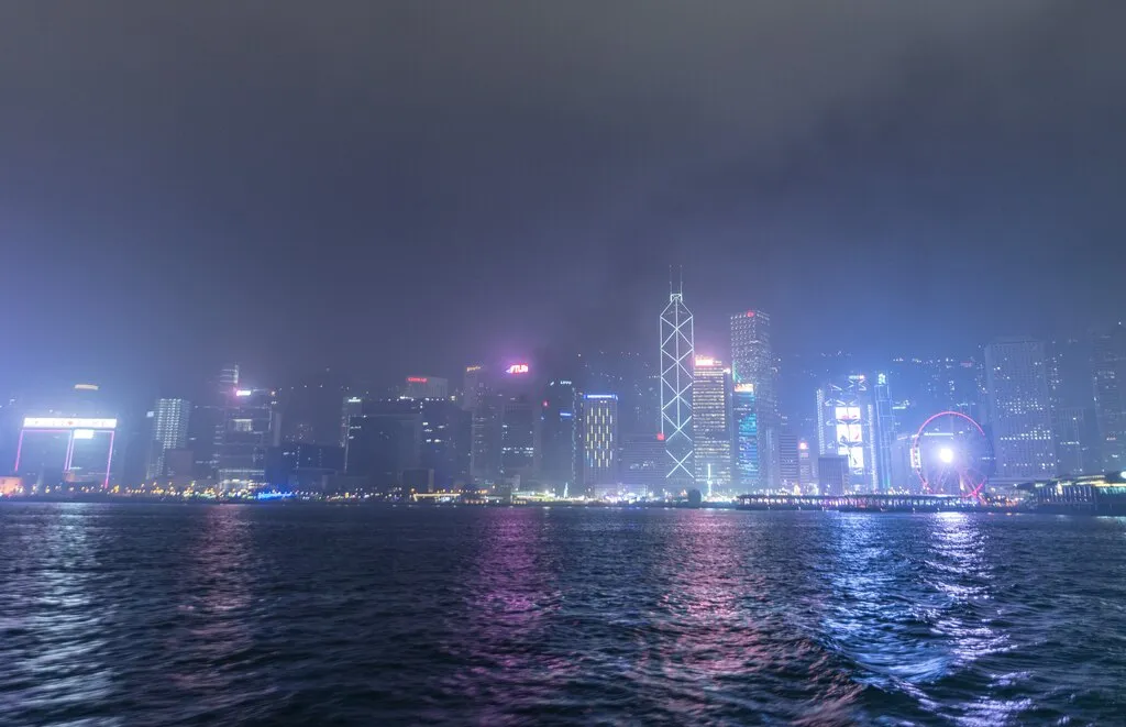 大気汚染で霞む香港の夜