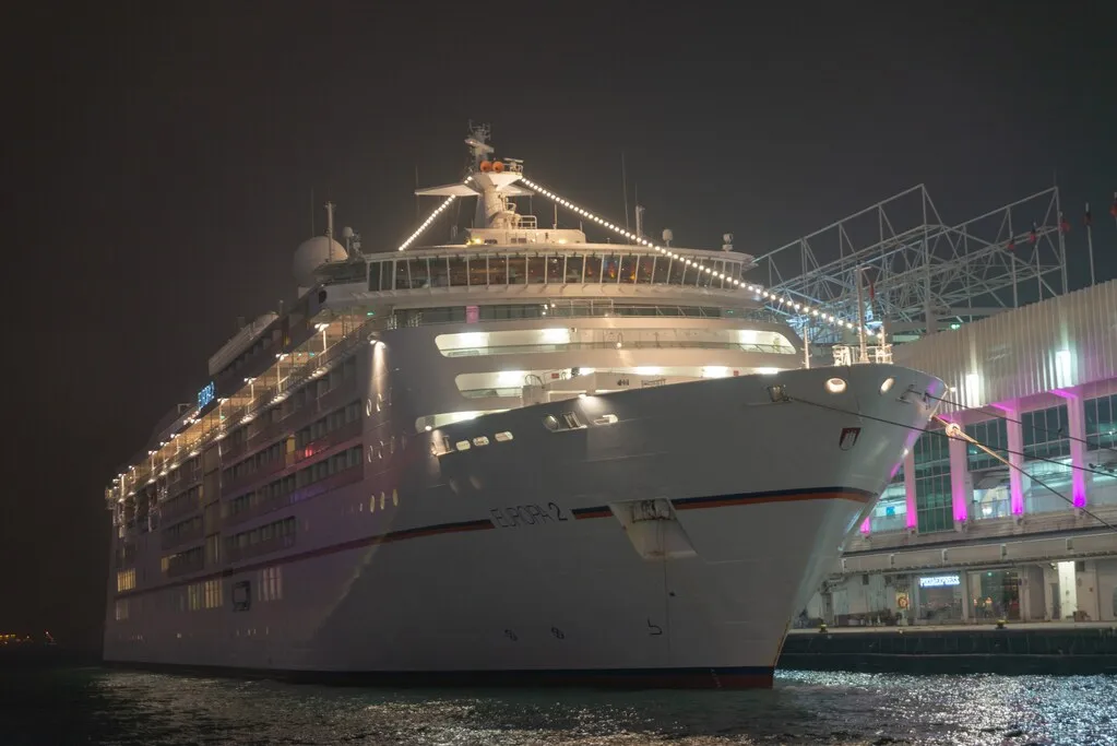 停泊する豪華客船