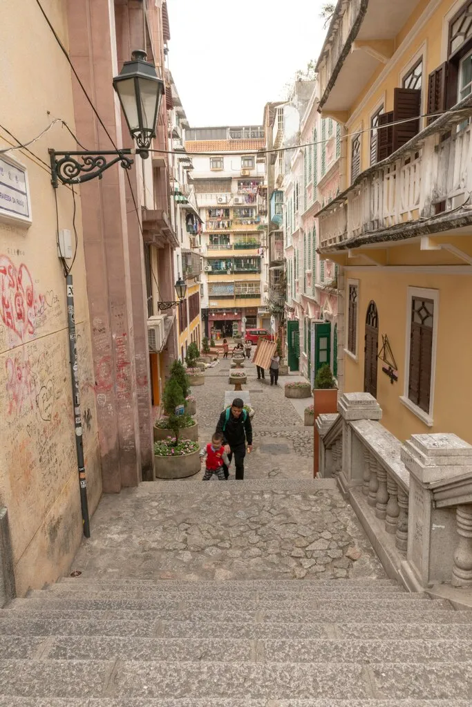 マカオ遺跡の脇の階段