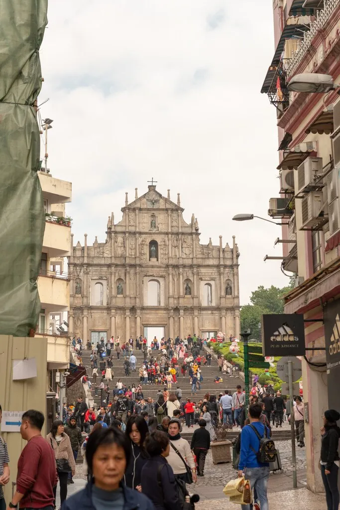 壁だけ残ったマカオの建物