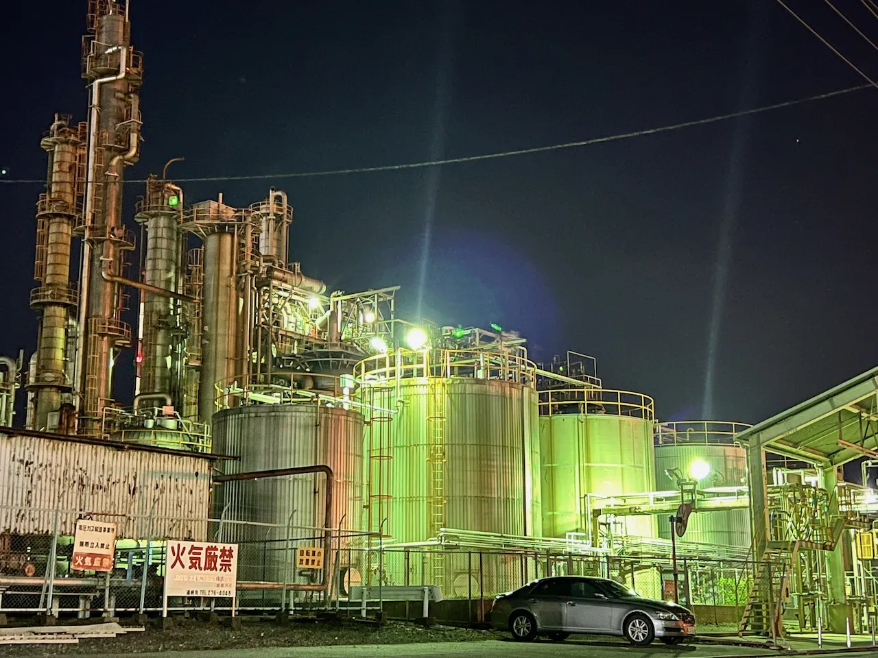 煙突と照明の光