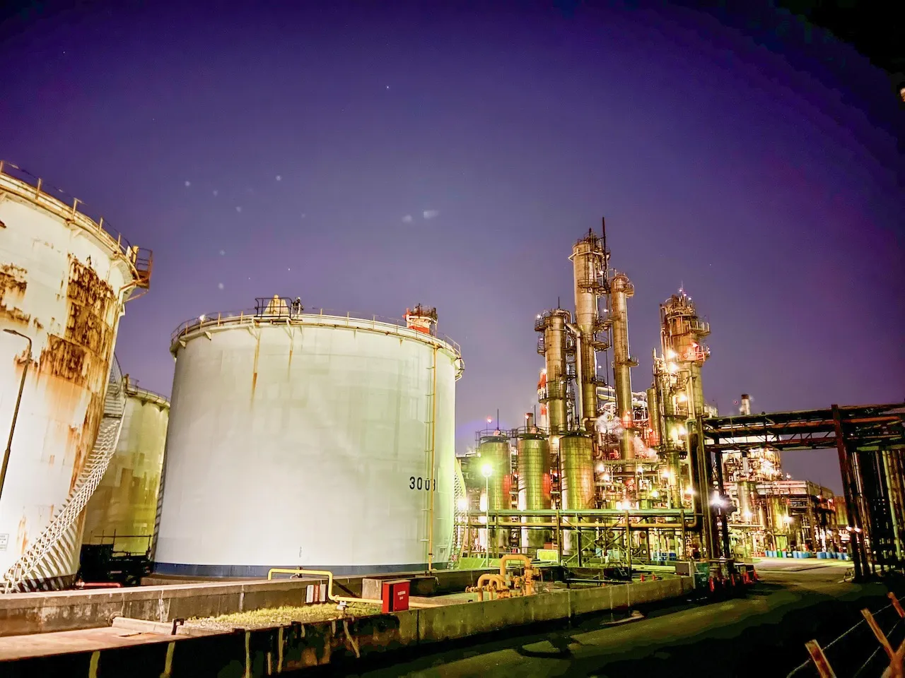 照明に浮かぶ工場設備