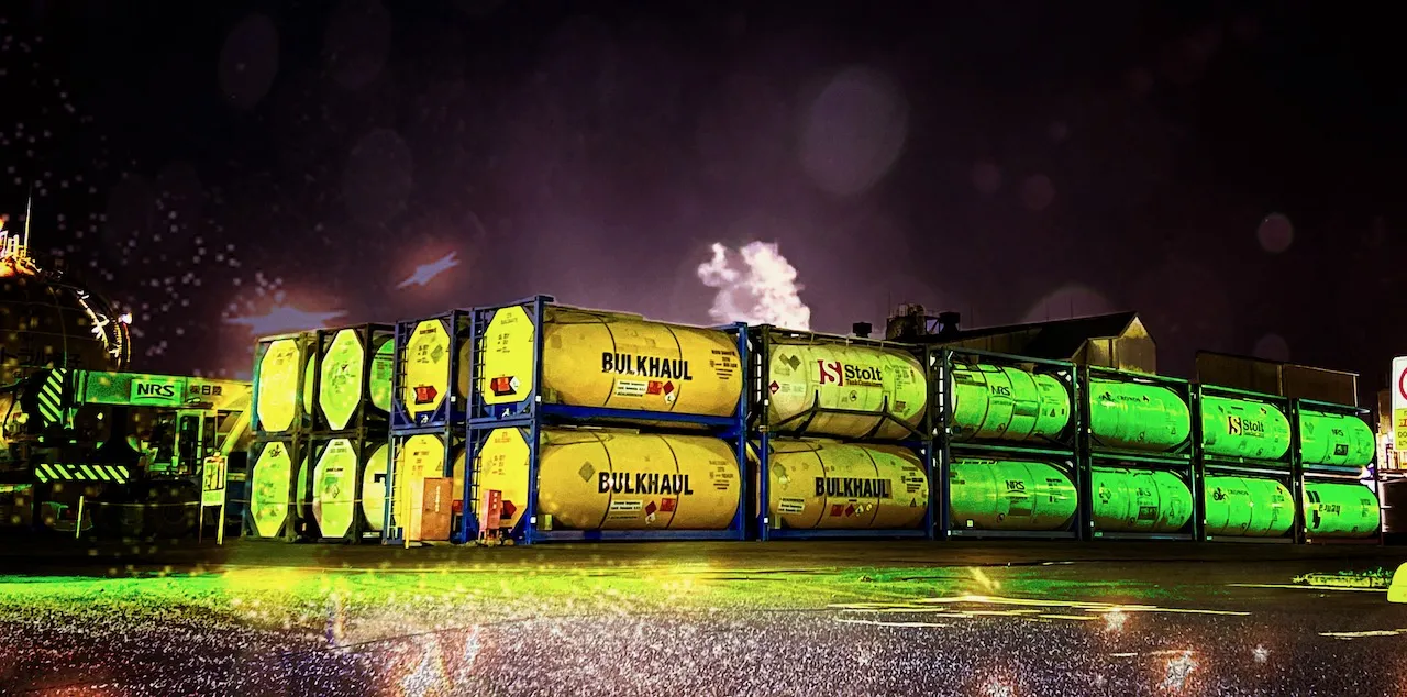 夜空と工場のコントラスト