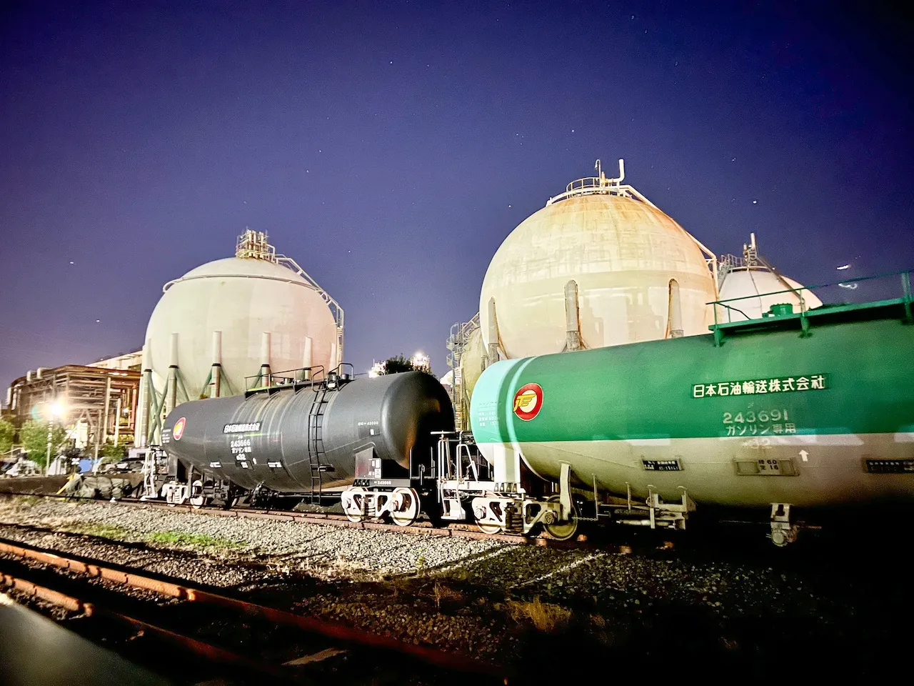 煙を上げる工場