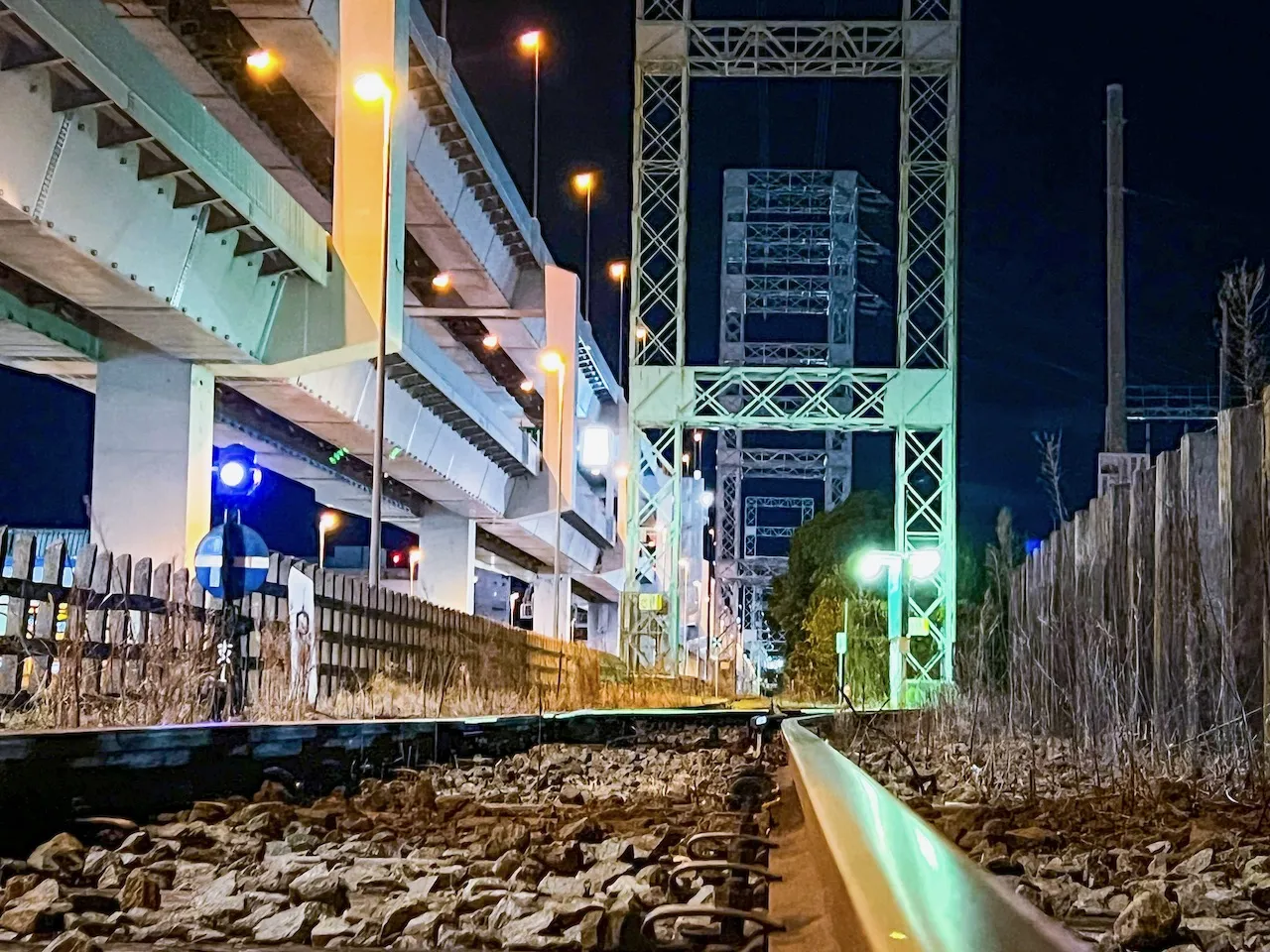 工場の煙突と光