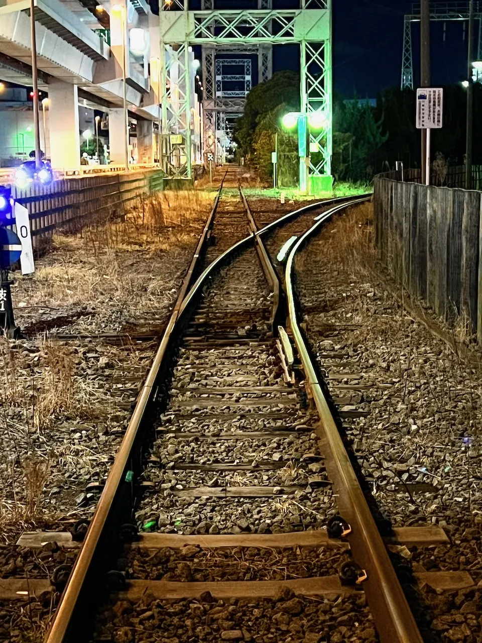 ライトアップされた配管群