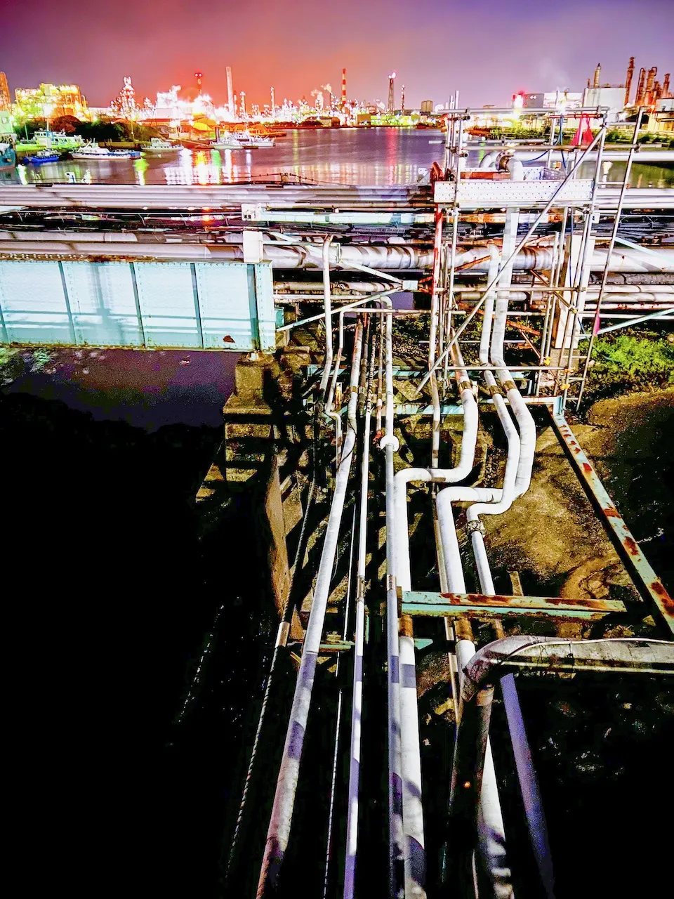 工場夜景のワイドショット