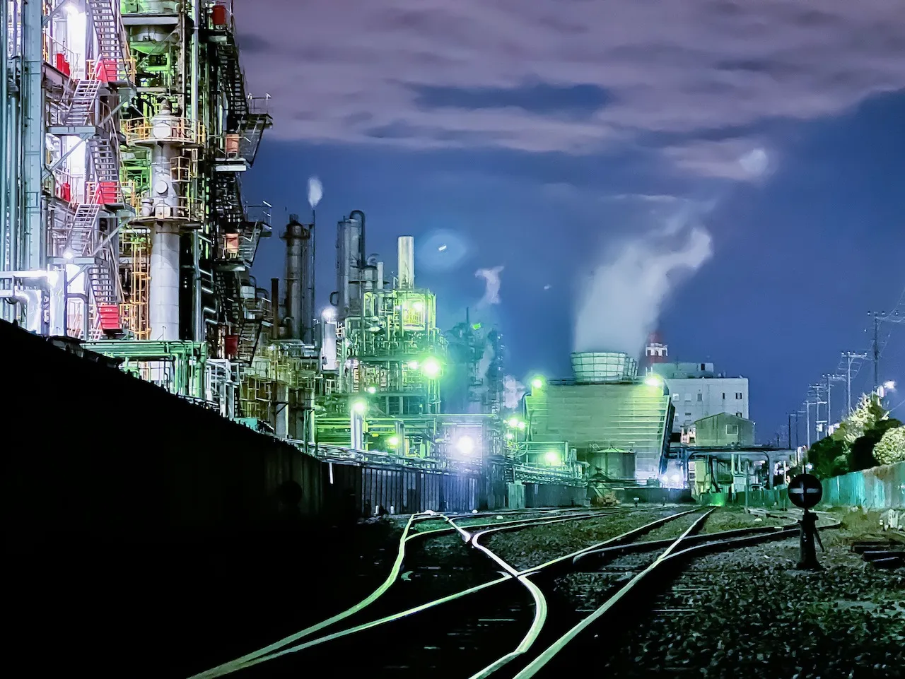 夜の工場プラント