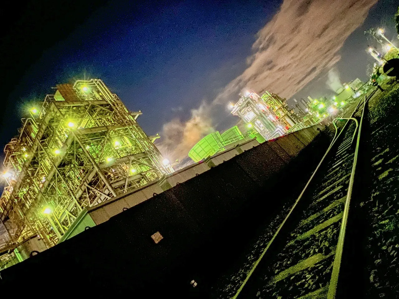 照明が輝く工場設備