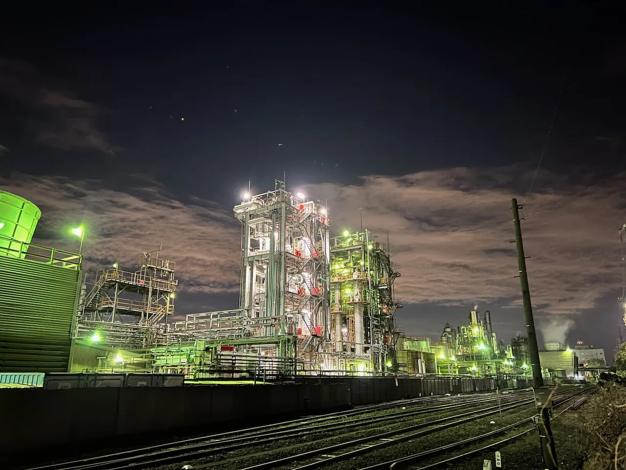 工場の明かりと煙