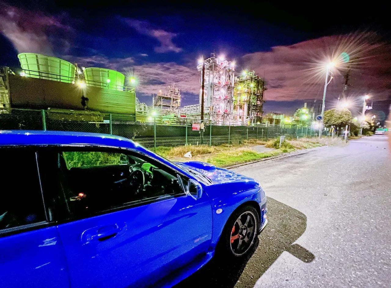 夜景に浮かぶ工場群