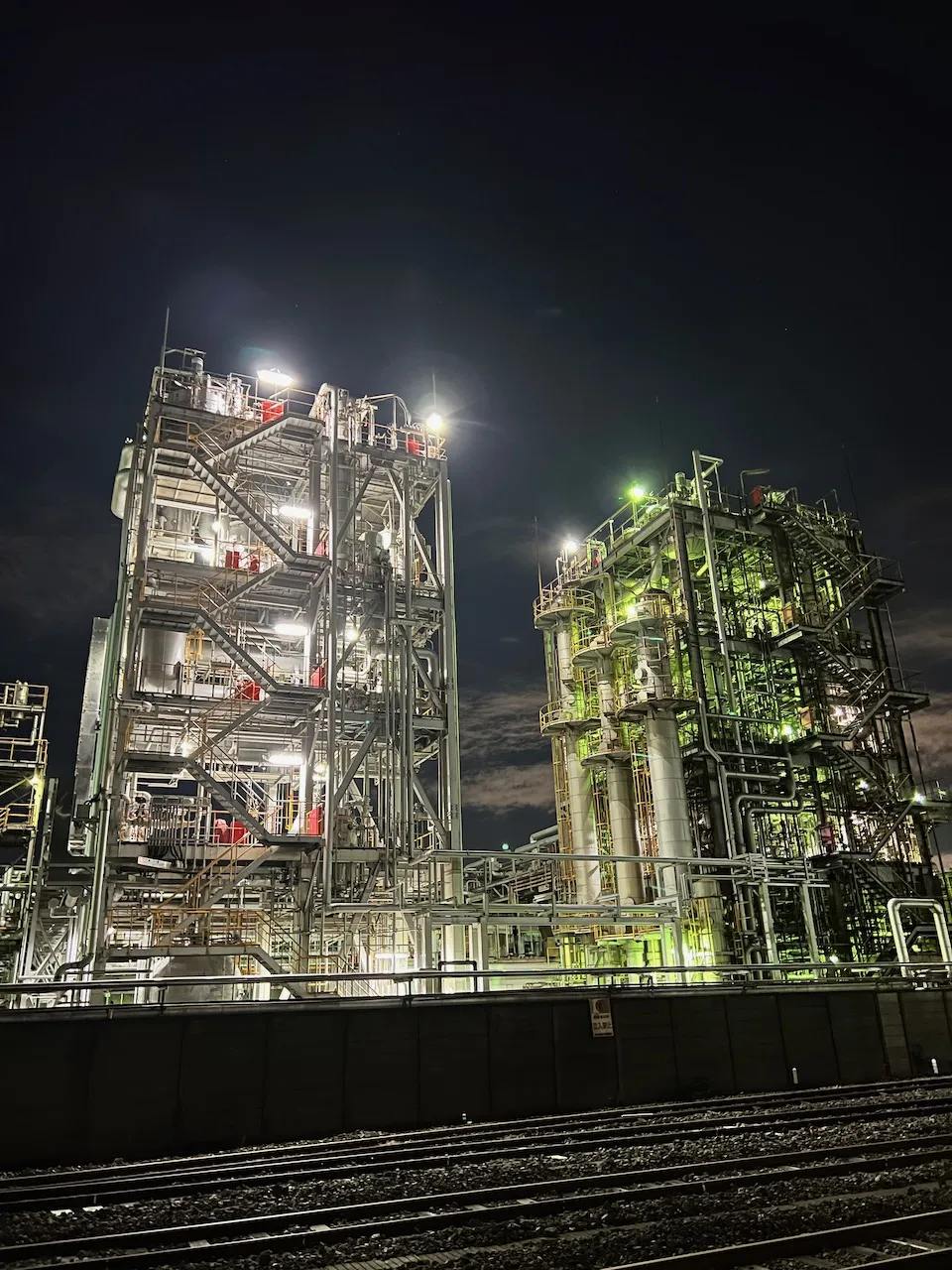 工場のタンクと配管