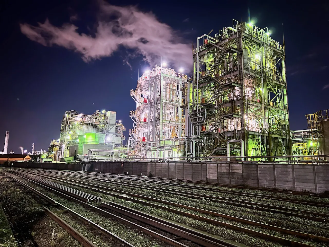 ライトアップされた工場