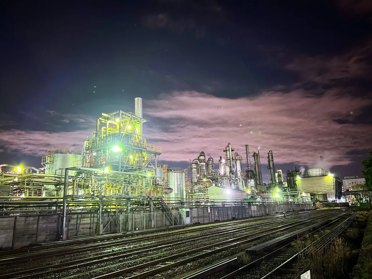 工場の夜の光景