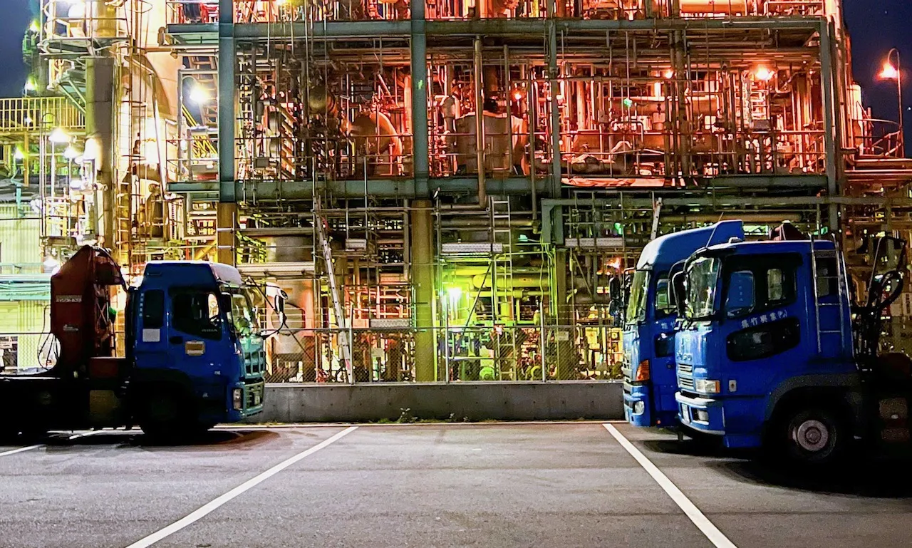 煙と光の工場夜景