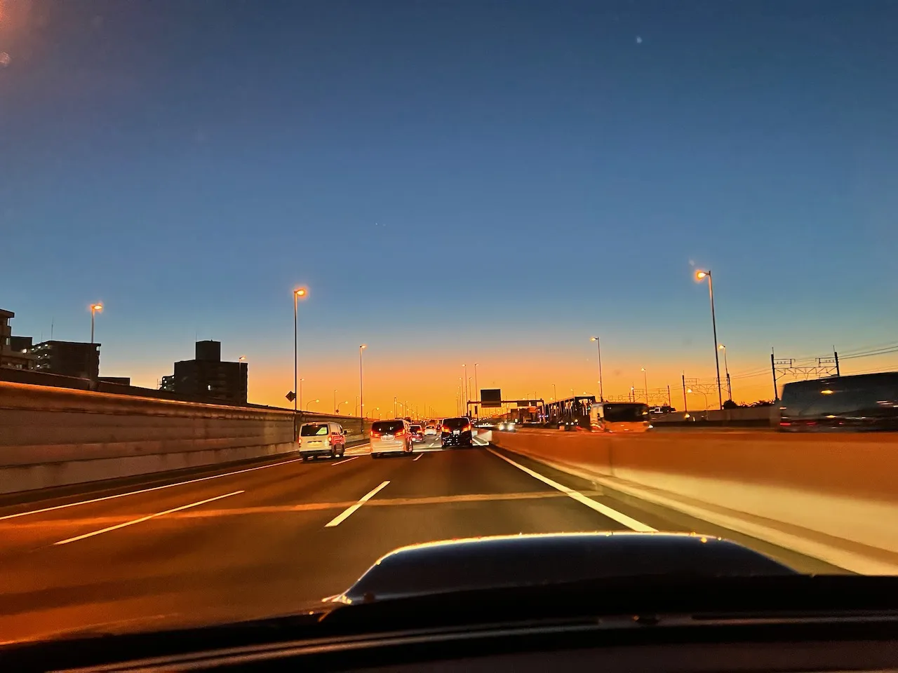 成田空港へ向かう朝焼けの道