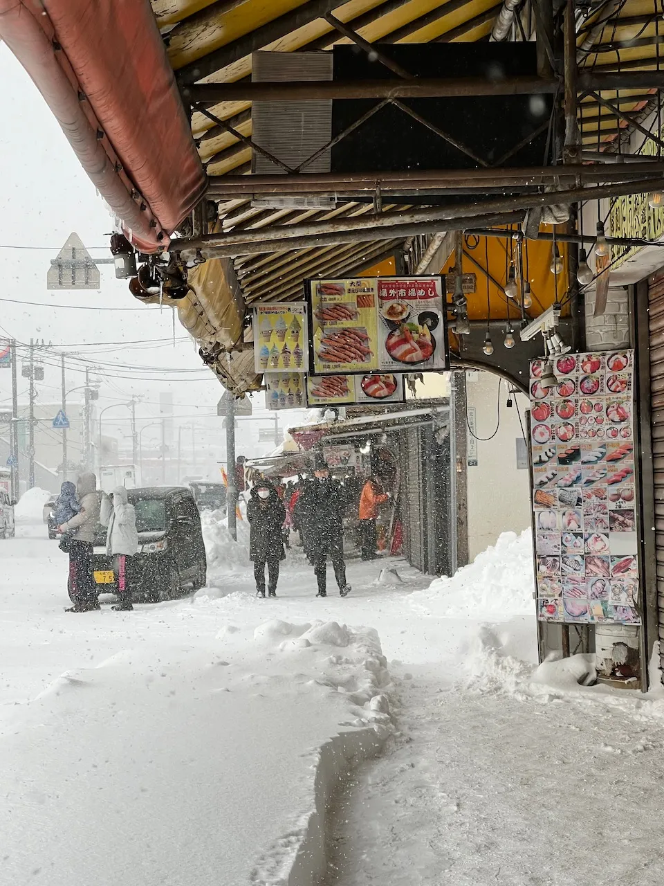雪が降る札幌市場