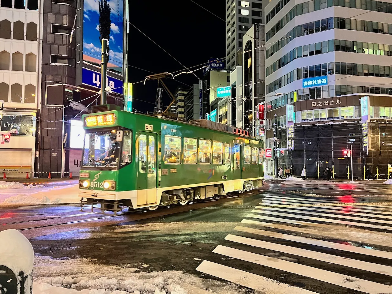 夜の札幌の街並み