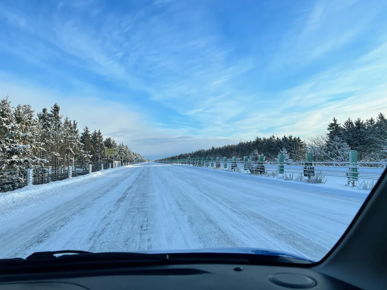 雪道のドライブ風景